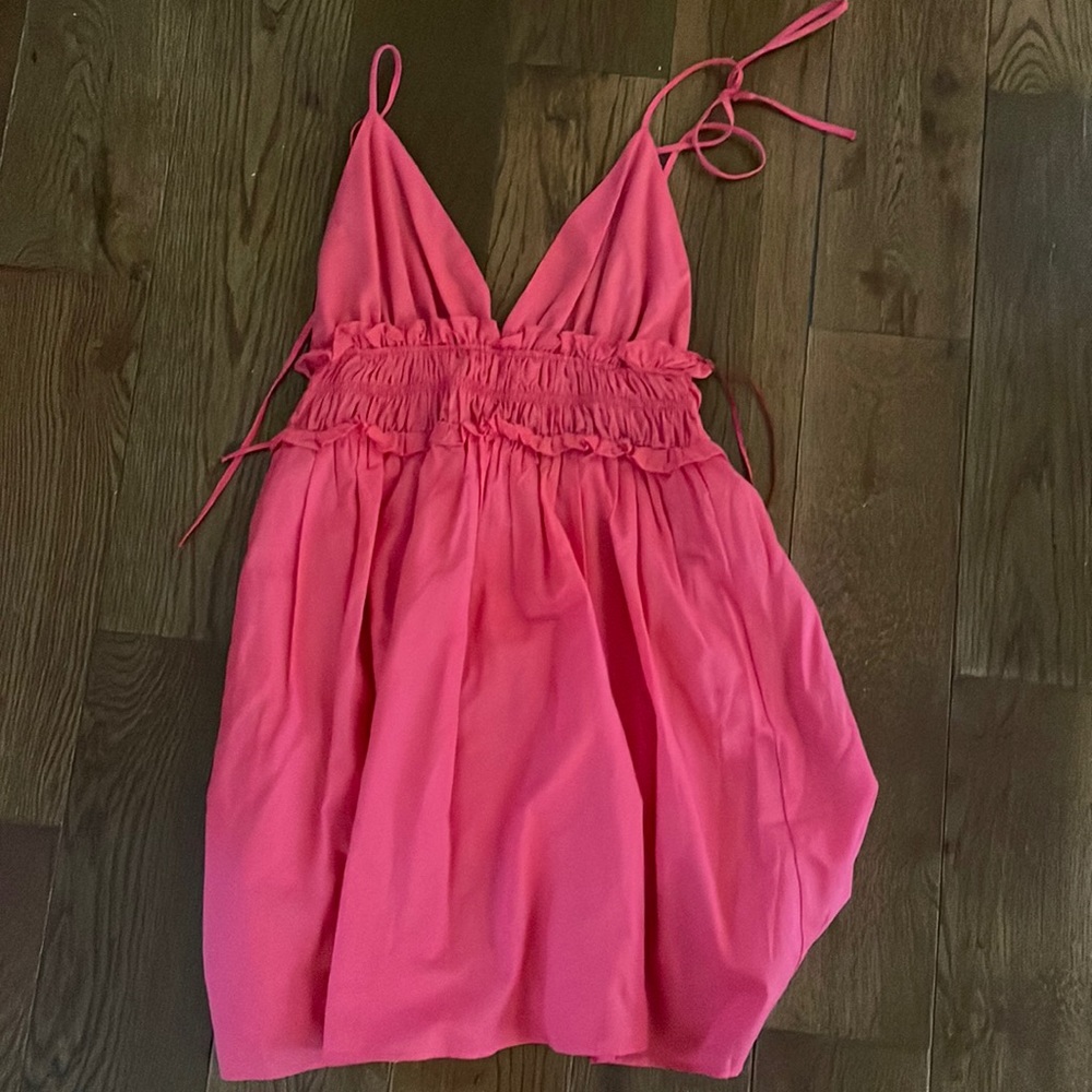 Never worn zara dress!! It is perfect for spring or summer time!!